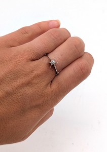 SOLITAIRE en or gris (750) et petit diamants...